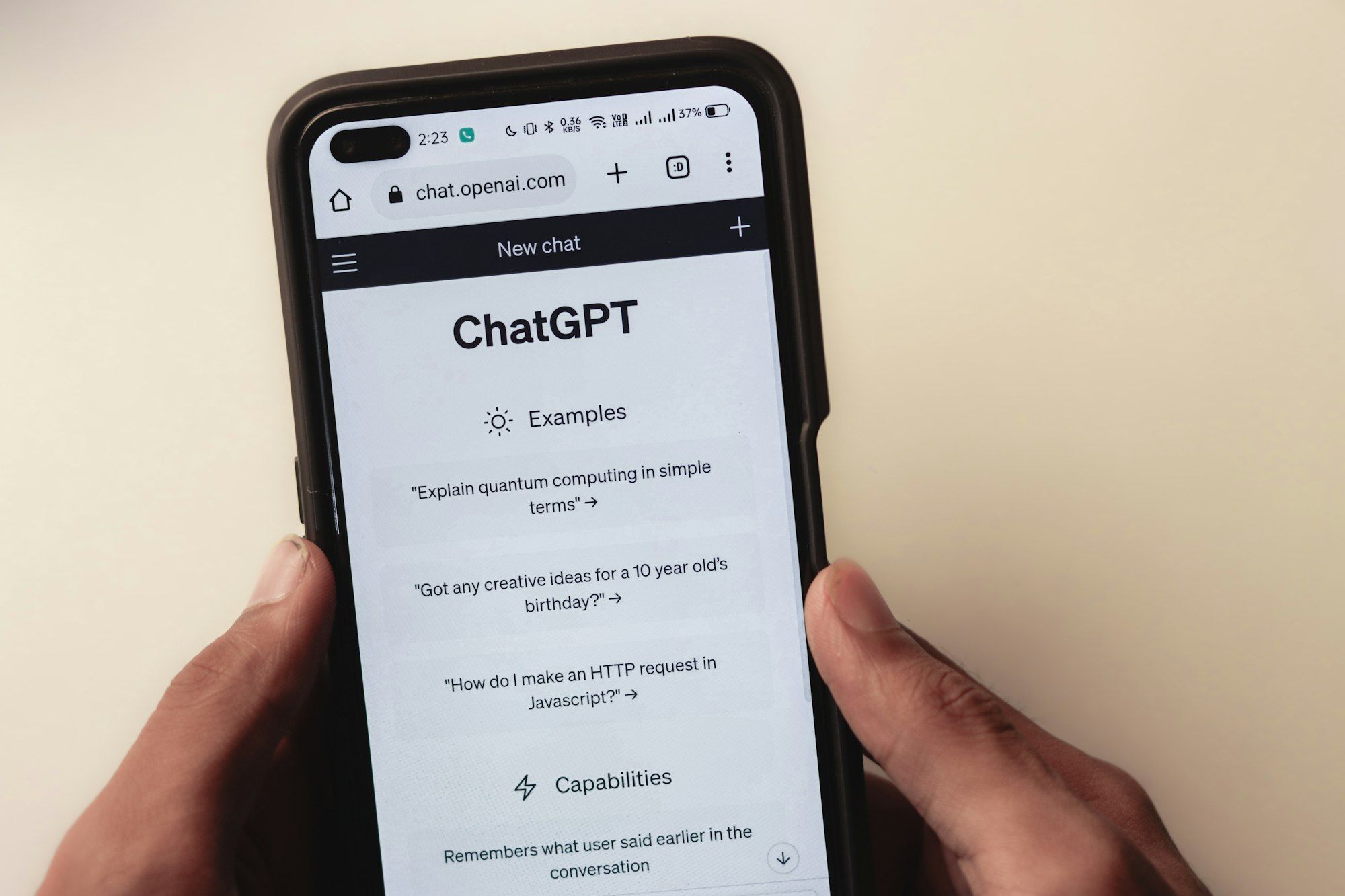 Email Support or Live Chat : The Ultimate Showdown for Customer Service